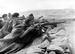 Miliciana republicana armada con una carabina mauser M1916.
