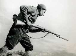 Miliciano armado con un fusil Mauser M1893 con la bayoneta calada.