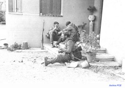 Soldados republicanos armados con fusiles mauser M1893. En el fondo puede verse uno apoyado contra la pared. 